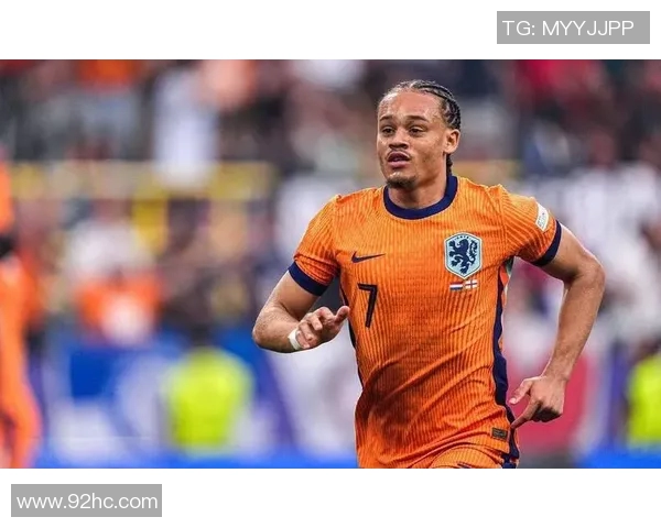 哈维西蒙斯的崛起之路：从青训新星到足坛瞩目焦点的精彩历程