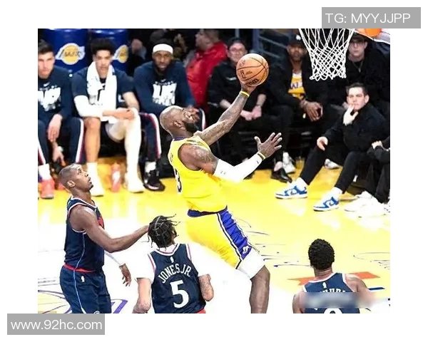 湖人对决快船精彩纷呈快船逆袭赢得比赛荣耀